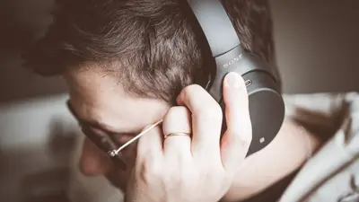 Jakie technologie redukcji szumów warto rozważyć przy zakupie słuchawek?