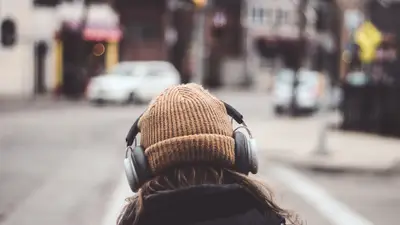 Przenośne audio: Co wziąć pod uwagę wybierając głośniki i słuchawki na podróże